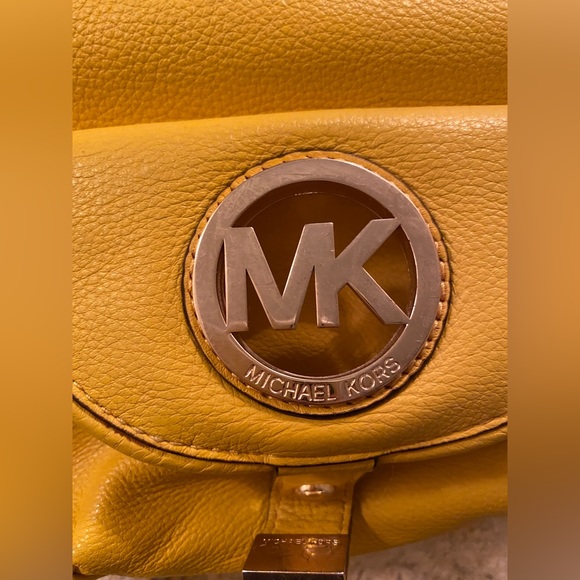 MICHAEL KORS DESIGNER HANDBAG WITH MATCHING WALLET - Picture 3 of 9